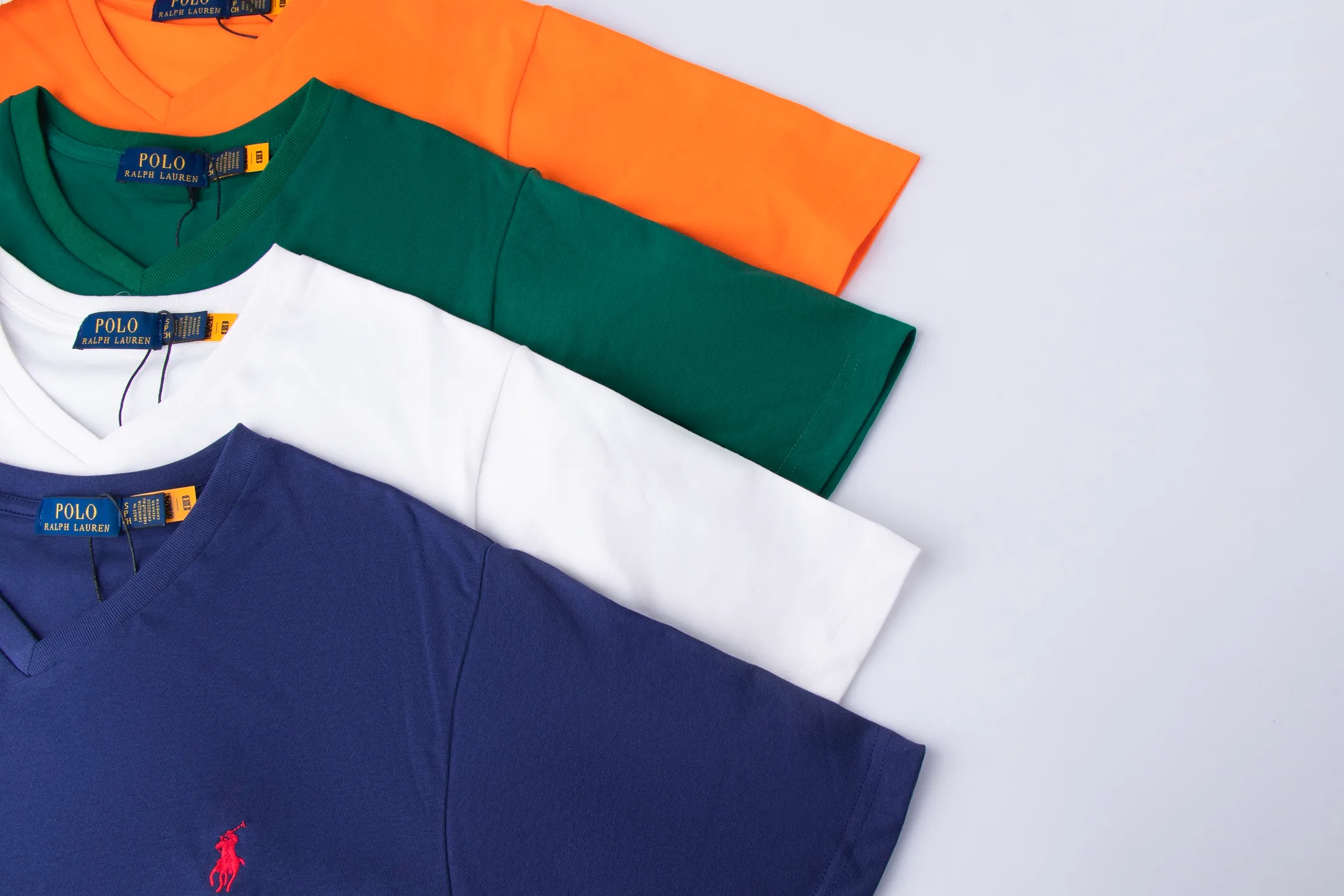 P126 Style number: 512 Ralph Lauren/Ralph Lauren 2025 new summer color matching pure cotton 240g Tajima embroidery V-neck T-shirt. The main logo on the neck has a QR code mark, which can be scanned for verification. The Tajima embroidery machine imported from Japan is used to create the pony mark, which is brightly colored. Distinguish the low-quality products on the market. 32 counts, 240g hydrophilic toner, 100% cotton fabric, comfortable and soft, highly breathable, focusing on high-end cost-effectiveness, needless to say good quality. Available in a variety of colors, both boys and girls can try this genderless style, giving them a yuppie tone in no time. Immerse yourself in your leisurely style, and have your own style in retro. Natural, vivid and very French romantic feelings, perfectly integrating youthful atmosphere and trend. Color: white, orange, navy blue, dark green Size: S-xL S Shoulder width 44 Bust 104 Sleeve length 23 Clothing length 72 M Shoulder width 45 Bust 108 Sleeve length 24 Clothing length 74 L Shoulder width 46 Bust 112 Sleeve length 25 Clothing length 76 xL Shoulder width 47 Bust 116 Sleeve length 26 Clothing length 78